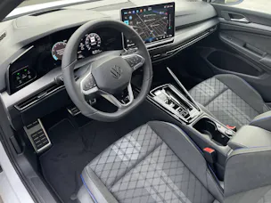 VW Golf VIII Variant 1.5 eTSI R-Line DSG*AHK*Keyless*Klima*Navi*Rückfahrkamera*