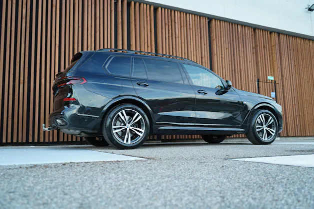 BMW X7 xDRIVE 48V 40i M SPORT PRO BLACK CARBON STEPTRONIC l 380 PS