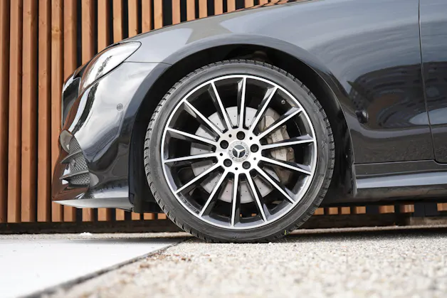 MERCEDES-BENZ E 450 COUPÉ AMG LINE BLACK 4 MATIC 9G-TRONIC l 367 PS