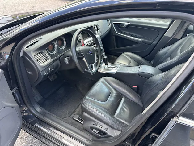 VOLVO V60 2.4 D5 Summum AWD