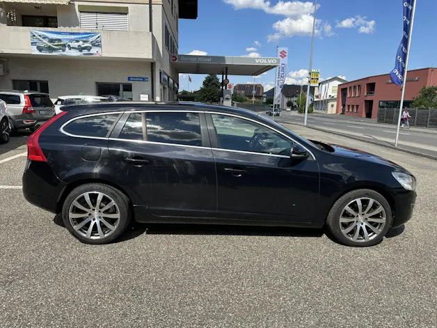 VOLVO V60 2.4 D5 Summum AWD