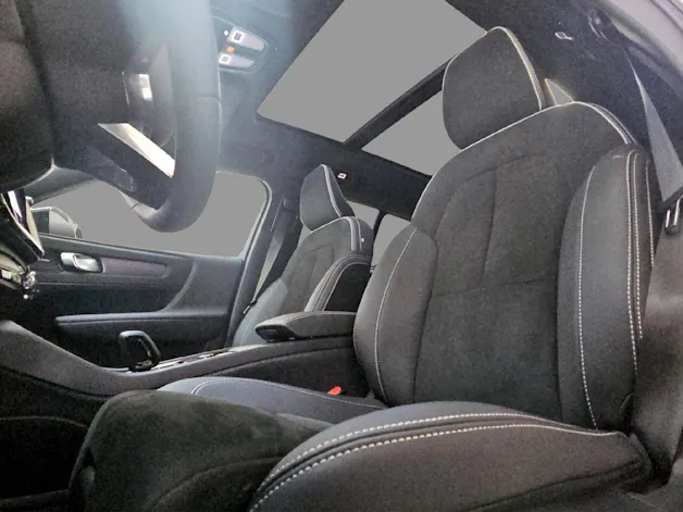 VOLVO XC40 2.0 B3 MH Plus Dark