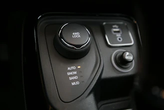 https://vehicle.imgix.net/4474790/7c6b3fb2-1bb7-4b01-a8d1-7762497fca01.jpg