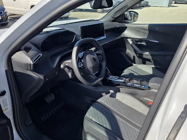PEUGEOT 2008 1.2 Hybrid 145 Allure Premium