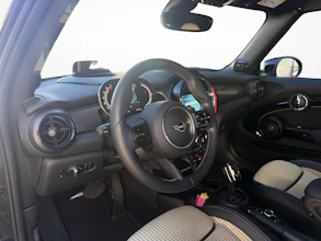 https://vehicle.imgix.net/4476516/e526e023-6722-4991-b028-adbaba69aa66.jpg