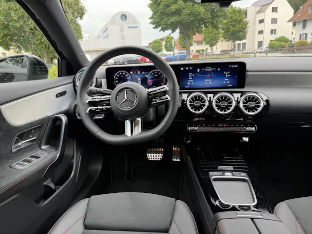 MERCEDES-BENZ A 200 AMG Line