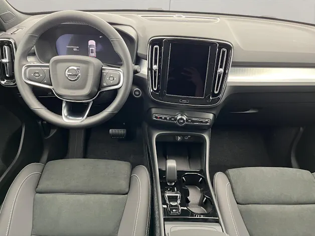 VOLVO XC40 2.0 B3 MH Plus Dark