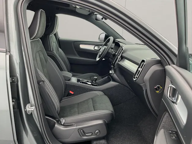 VOLVO XC40 2.0 B3 MH Plus Dark