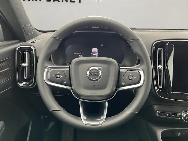 VOLVO XC40 2.0 B3 MH Plus Dark