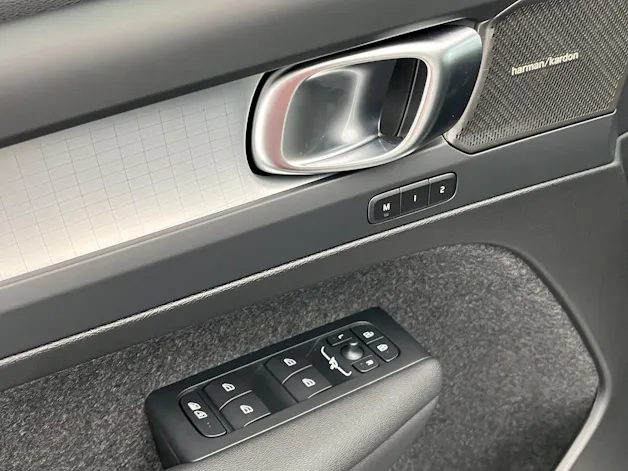 VOLVO XC40 2.0 B3 MH Plus Dark