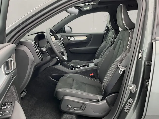 VOLVO XC40 2.0 B3 MH Plus Dark