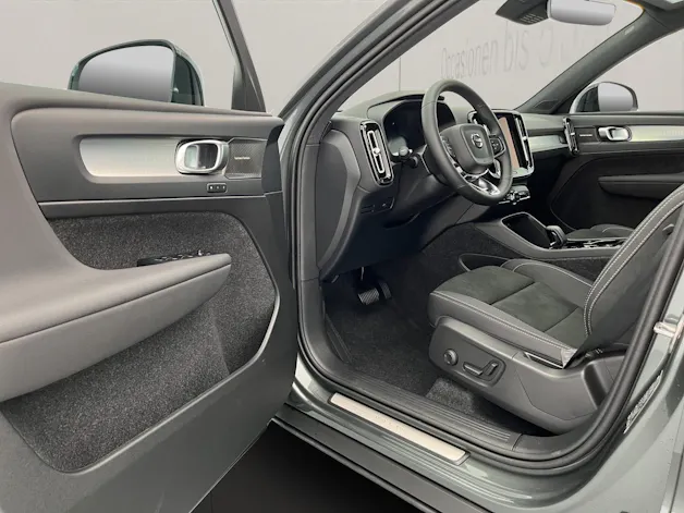 VOLVO XC40 2.0 B3 MH Plus Dark