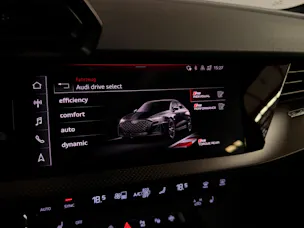 AUDI RS3 Limousine 2.5 TSI quattro S-tronic Schalensitze
