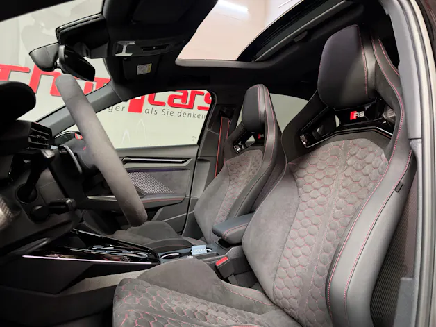 AUDI RS3 Limousine 2.5 TSI quattro S-tronic Schalensitze