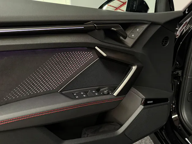 AUDI RS3 Limousine 2.5 TSI quattro S-tronic Schalensitze