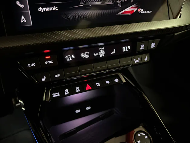 AUDI RS3 Limousine 2.5 TSI quattro S-tronic Schalensitze