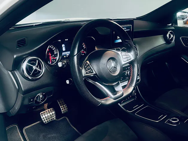 MERCEDES-BENZ GLA 250 AMG Line Swiss Star 4Matic 7G-DCT
