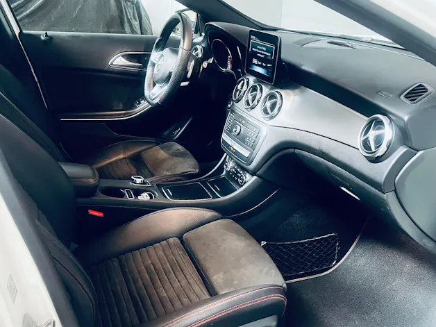 MERCEDES-BENZ GLA 250 AMG Line Swiss Star 4Matic 7G-DCT