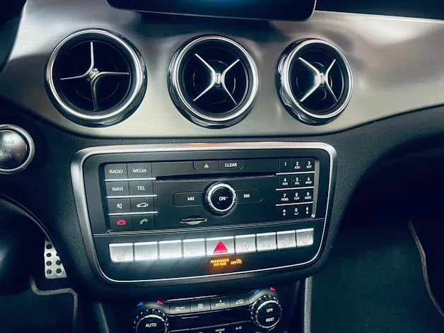 MERCEDES-BENZ GLA 250 AMG Line Swiss Star 4Matic 7G-DCT