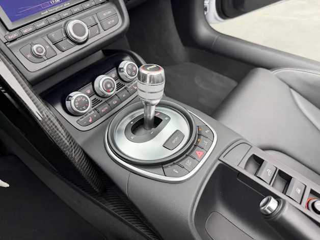 AUDI R8 Spyder 5.2 V10 Suzuka Gray Metallic R-Tronic