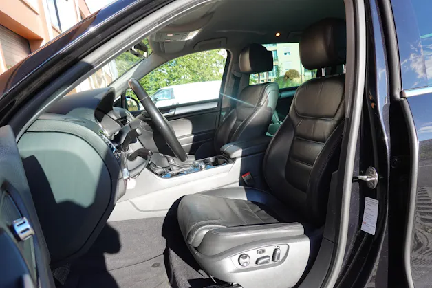 VW Touareg 3.0 TDI Tiptronic "*Véhicule Suisse * Attelage 3500 kg * Pack Confort* Interieur Cuir * Caméra 360 *"