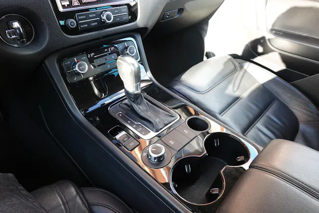 VW Touareg 3.0 TDI Tiptronic "*Véhicule Suisse * Attelage 3500 kg * Pack Confort* Interieur Cuir * Caméra 360 *"