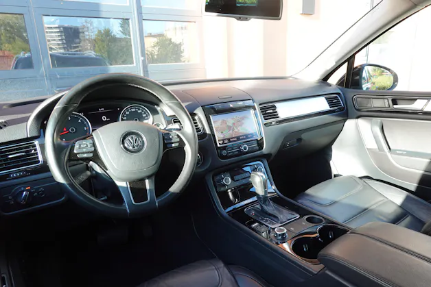 VW Touareg 3.0 TDI Tiptronic "*Véhicule Suisse * Attelage 3500 kg * Pack Confort* Interieur Cuir * Caméra 360 *"