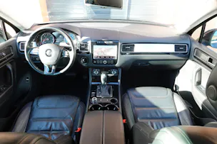 VW Touareg 3.0 TDI Tiptronic "*Véhicule Suisse * Attelage 3500 kg * Pack Confort* Interieur Cuir * Caméra 360 *"