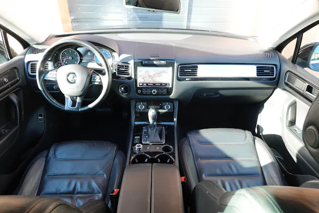 VW Touareg 3.0 TDI Tiptronic "*Véhicule Suisse * Attelage 3500 kg * Pack Confort* Interieur Cuir * Caméra 360 *"