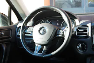 VW Touareg 3.0 TDI Tiptronic "*Véhicule Suisse * Attelage 3500 kg * Pack Confort* Interieur Cuir * Caméra 360 *"