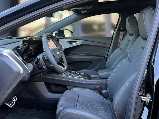 AUDI Q4 e-tron SUV quattro performance Swiss Ski Mythosschwarz Metallic