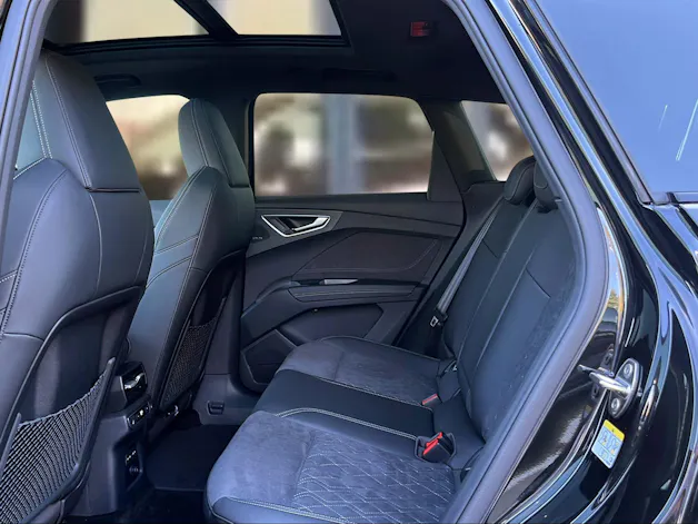 AUDI Q4 e-tron SUV quattro performance Swiss Ski Mythosschwarz Metallic