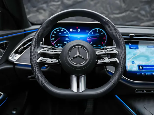 MERCEDES-BENZ E 220 d AMG Line 9G-Tronic *Werksgarantie*21" Felgen*Panorama*Lenkradheizung*