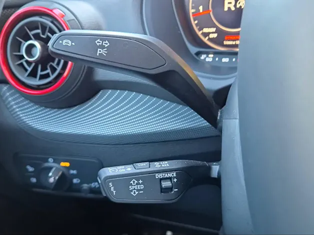 AUDI Q2 40 TFSI S line Attraction quattro S-tronic Daytonagrau Perleffekt