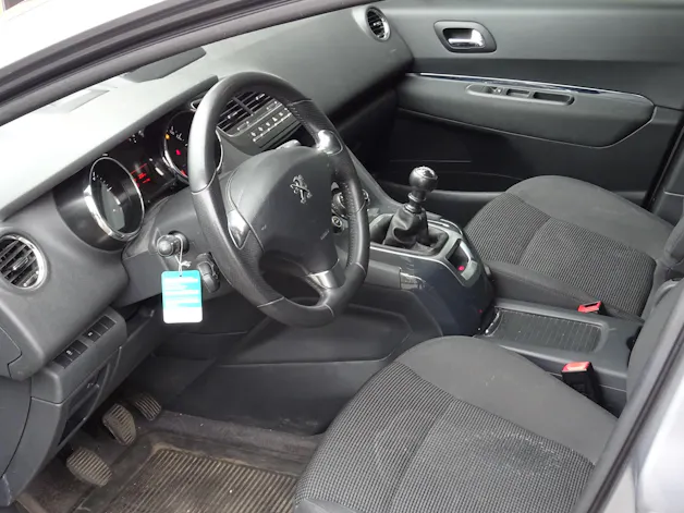 PEUGEOT 5008 2.0 HDI Allure