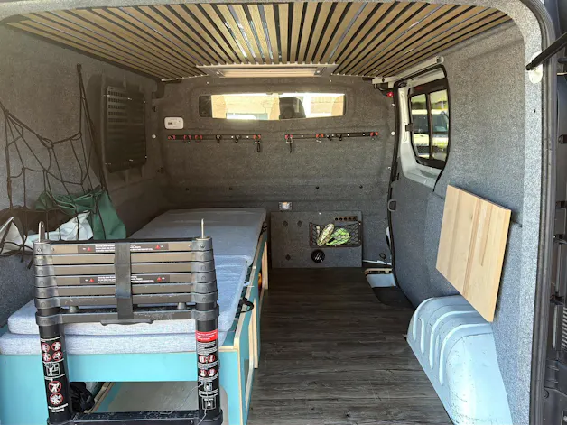 OPEL Vivaro Camper mit Durchstieg ins Dachzelt