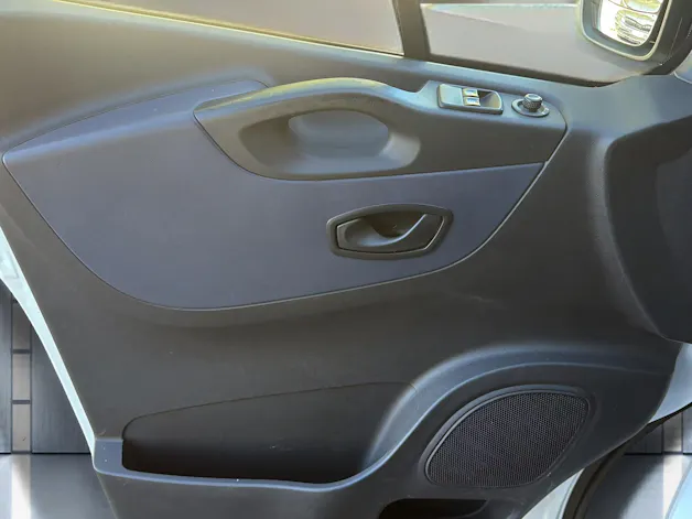 OPEL Vivaro Camper mit Durchstieg ins Dachzelt