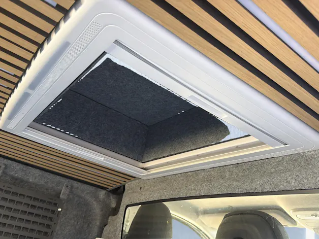 OPEL Vivaro Camper mit Durchstieg ins Dachzelt
