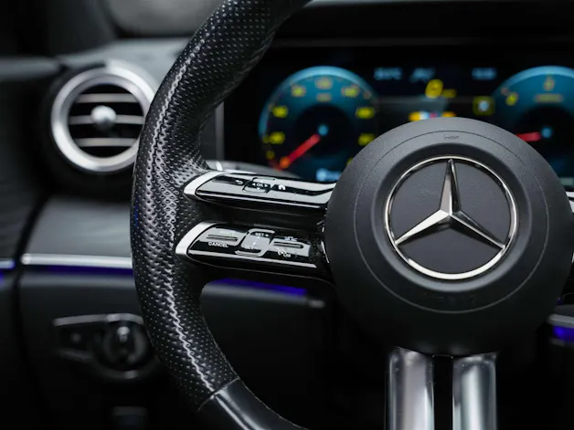 MERCEDES-BENZ E 220 d AMG Line 4Matic 9G-Tronic Panorama*Sitzbelüftung*Lenkradheizung*Burmester*