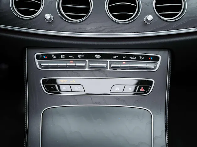 MERCEDES-BENZ E 220 d AMG Line 4Matic 9G-Tronic Panorama*Sitzbelüftung*Lenkradheizung*Burmester*