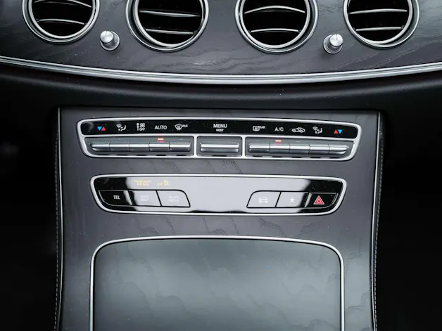 MERCEDES-BENZ E 220 d AMG Line 4Matic 9G-Tronic Panorama*Sitzbelüftung*Lenkradheizung*Burmester*