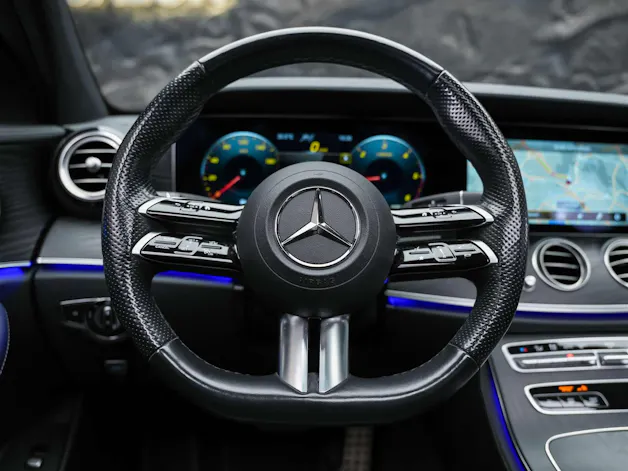 MERCEDES-BENZ E 220 d AMG Line 4Matic 9G-Tronic Panorama*Sitzbelüftung*Lenkradheizung*Burmester*