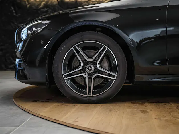 MERCEDES-BENZ E 220 d AMG Line 4Matic 9G-Tronic Panorama*Sitzbelüftung*Lenkradheizung*Burmester*