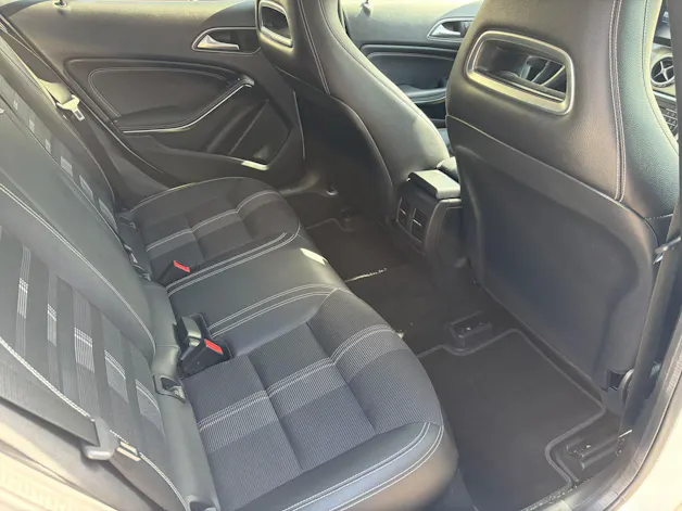 MERCEDES-BENZ GLA 200 Night Star 7G-DCT