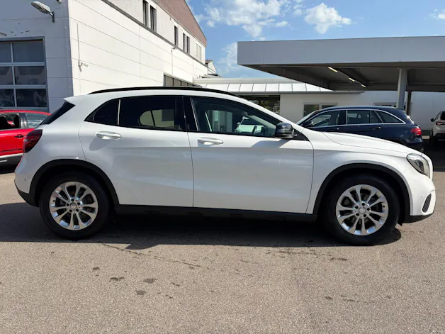 MERCEDES-BENZ GLA 200 Night Star 7G-DCT