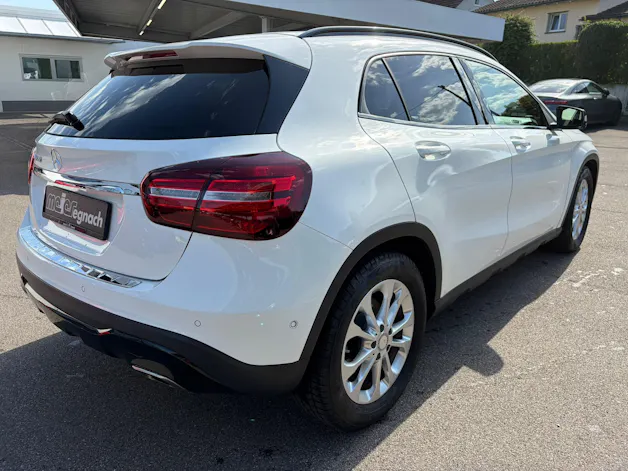 MERCEDES-BENZ GLA 200 Night Star 7G-DCT