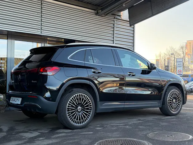 MERCEDES-BENZ EQA 300 AMG Line 4Matic