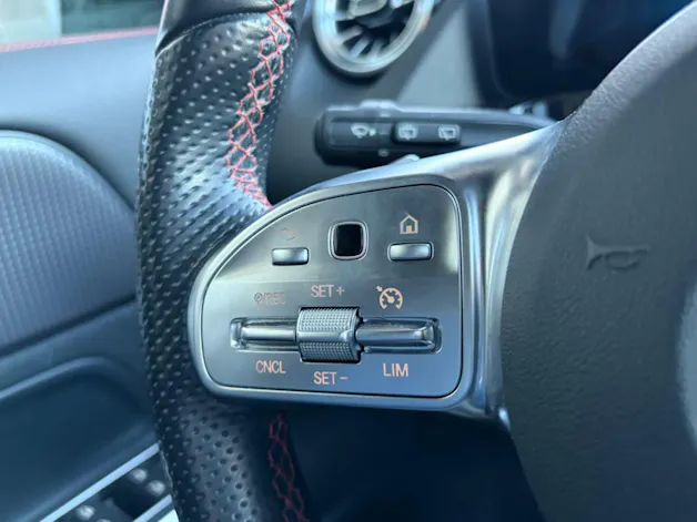 MERCEDES-BENZ EQA 300 AMG Line 4Matic