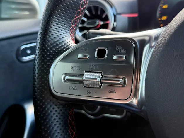 MERCEDES-BENZ A 200 AMG Line