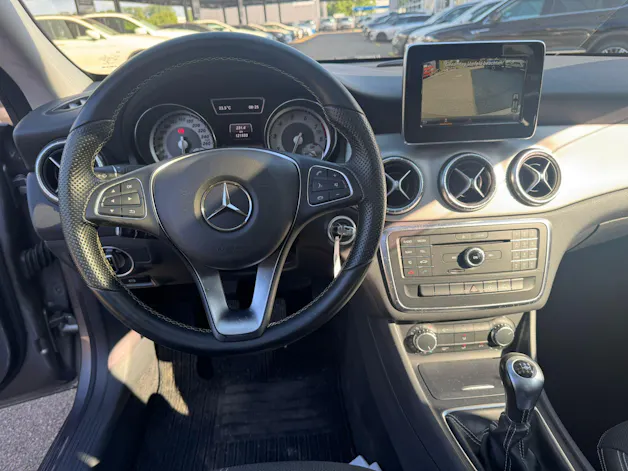 MERCEDES-BENZ CLA 200 Urban